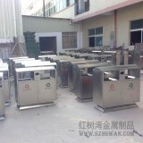 鶴崗市公安局為幫扶村贈(zèng)送150個(gè)環(huán)保分類(lèi)垃圾桶